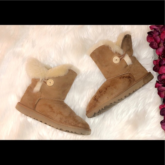 UGG Chestnut Short Bailey Button Boot - Picture 2 of 7